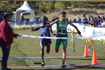 Johnatas de Oliveira and Anthony Rotich cross the finish line at the Pan American Cross Country Cup (Carlos Clemente (NACAC-APA))