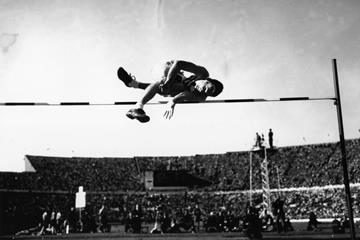 1952 Olympic high jump champion Walter 'Buddy' Davis in action in Helsinki (Getty Images)