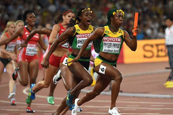 Shelly-Ann Fraser-Pryce takes the baton in the 4x100m at the IAAF World Championships Beijing 2015 (AFP / Getty Images)